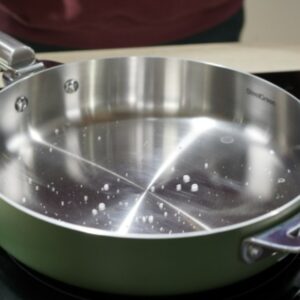 test de la goutte d'eau sur une poêle inox la merveilleuse . Cuisine saine et local . Cuisiner comme un chef avec maison Pipelettes les vans