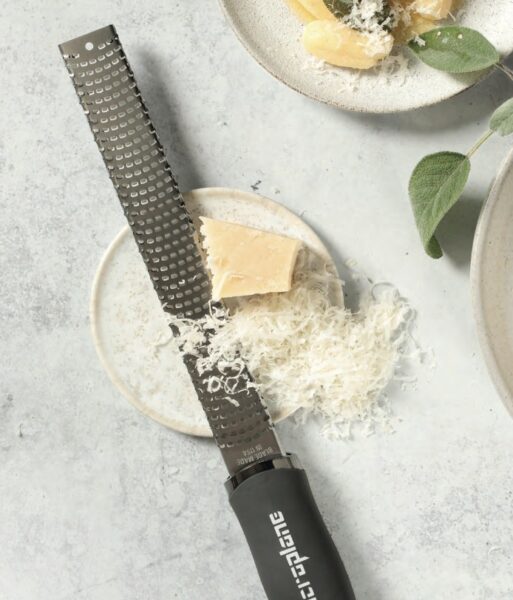 le zesteur microplane est idéal pour taper le parmesan et sublimer votre plat