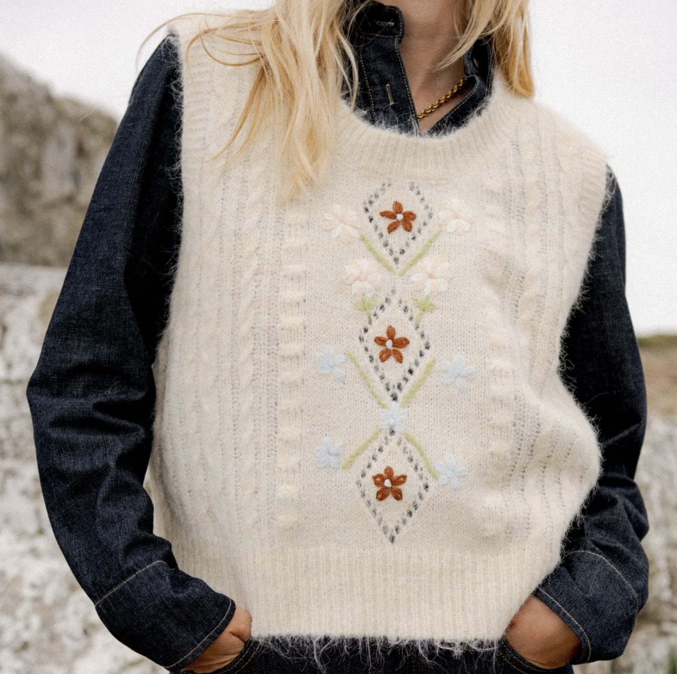 Pull sans manche country Maille délicatement ajourée, broderies florales