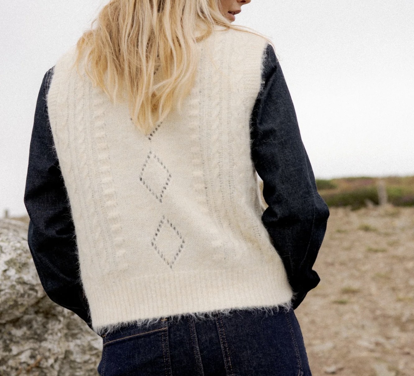 Maille délicatement ajourée, broderies florales. pull ecru sans manches et doux