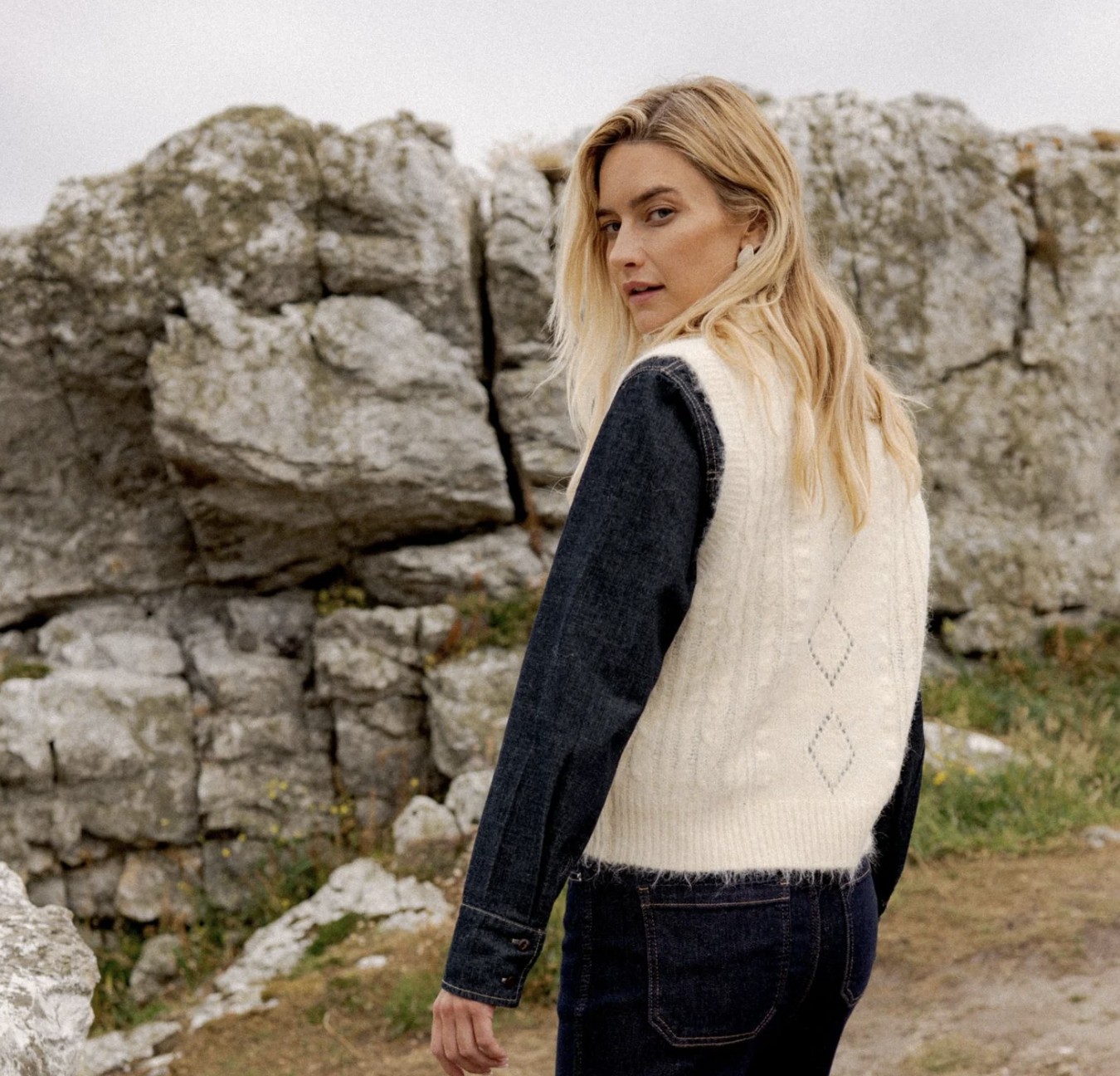 pull sans manche ercu avec maille délicatement ajourée, broderies florales. photo de profil