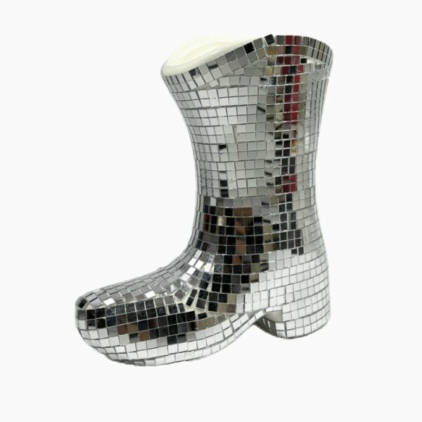 bougie parfumé a l'ambre noir dans un joli pot en forme de botte western recouverte de facettes comme les boules disco dans les boites de nuit