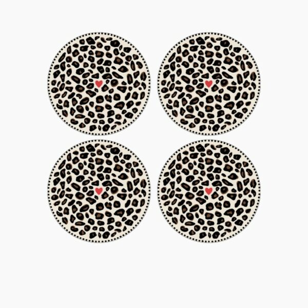set de 4 assiettes leopard avec un petit coeur rouge au centre