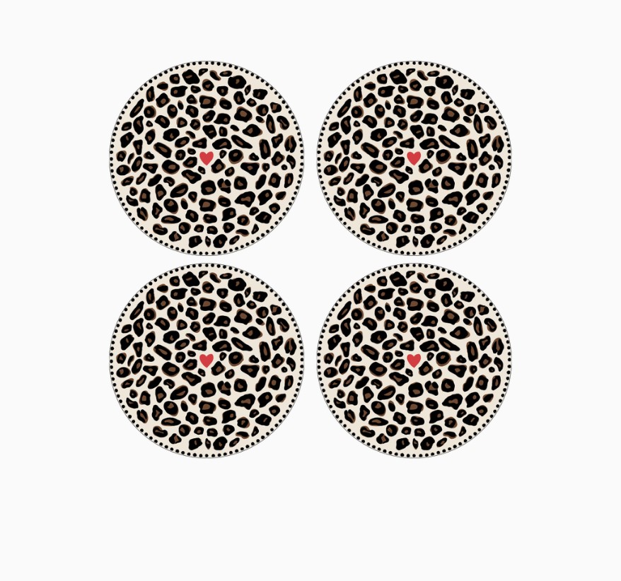 set de 4 assiettes leopard avec un petit coeur rouge au centre