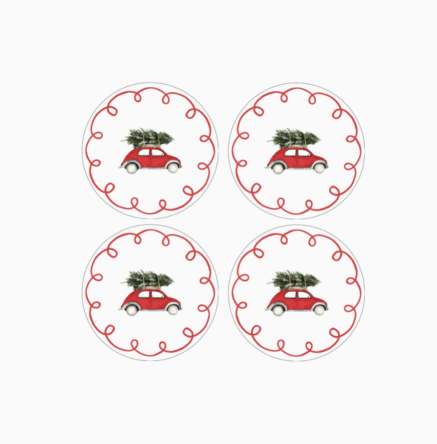 lot de 4 assiettes à dessert esprit Noel avec une illustration de voiture rouge avec un sapin accroché sur le toit