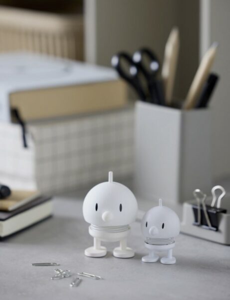 Ensemble d'hoptimist blanc sur bureau