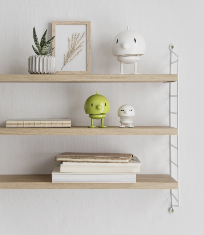 ENSEMBLE D'HOPTIMIST BLANC ET VERT SUR UNE ETAGERE