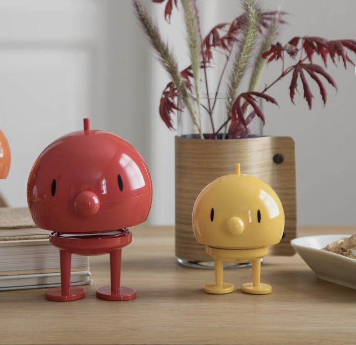 ensemble d'optimiste rouge taille m et marron taille S sur une étagère