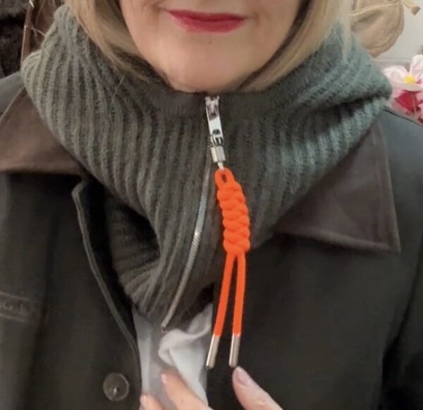 CAGOULE GRIOTTE DE CHEZ ADORÉ AVEC ZIP COMPOSÉ D'UN CORDON ORANGE FLUO