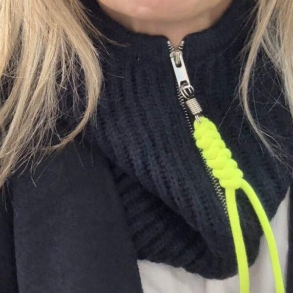 cagoule marine avec zip en fermeture éclair jaune fluo