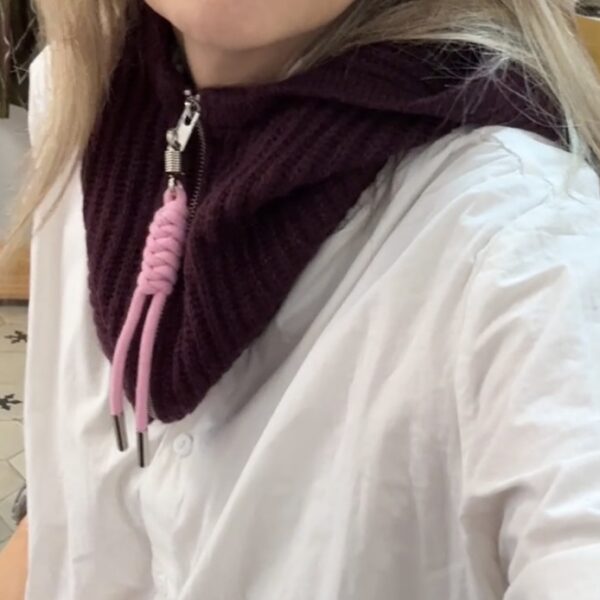 cagoule adoré coloris bordeaux avec un zip coloris rose pale