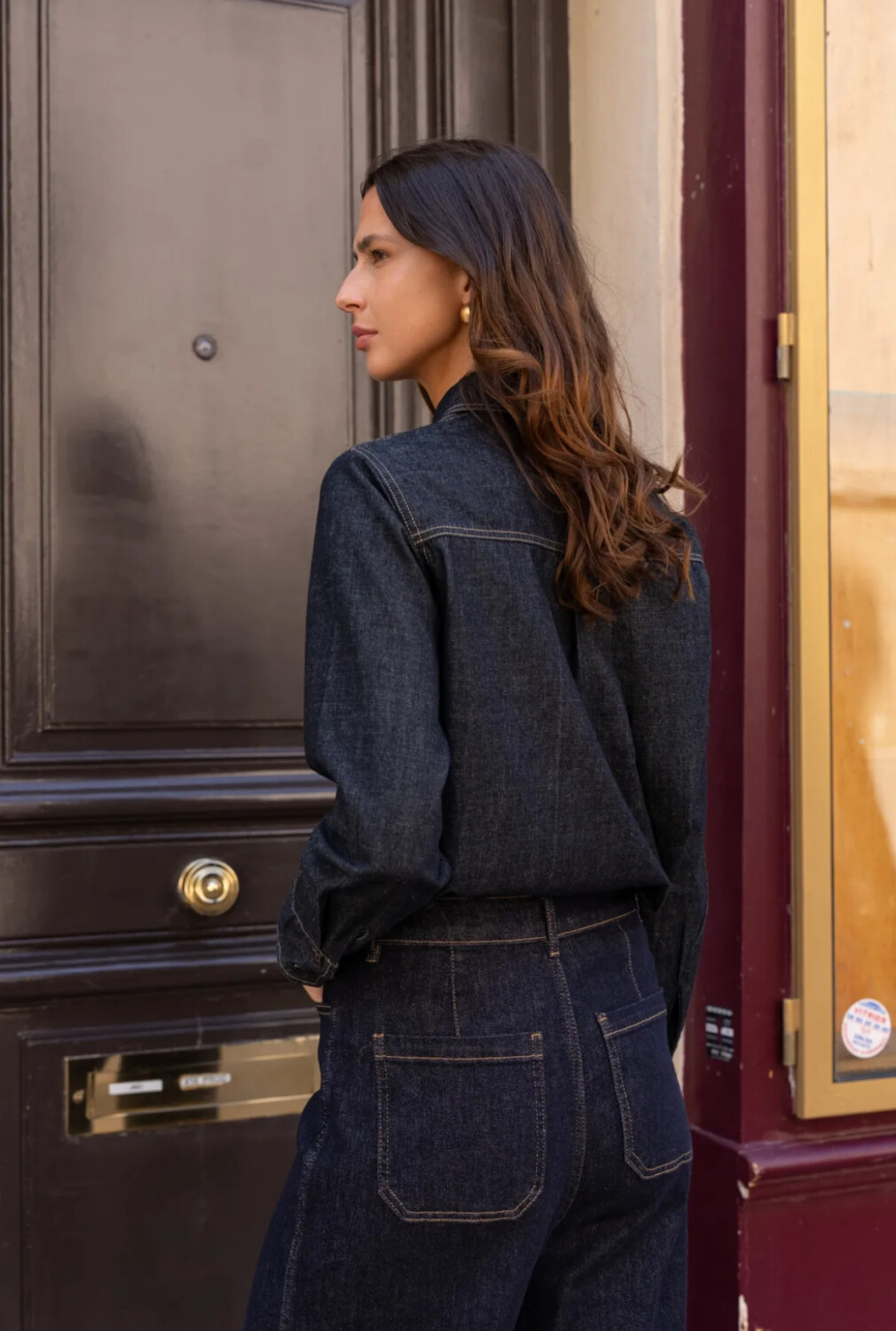 chemise denin brut dos. couture contrastante blanche