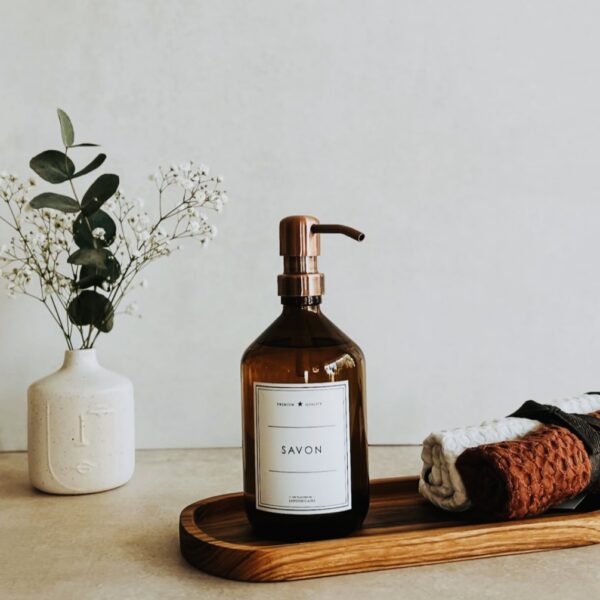 flacons de l'apothicaire pour stocker du savon liquide dans un contenant en verre couleur ambre