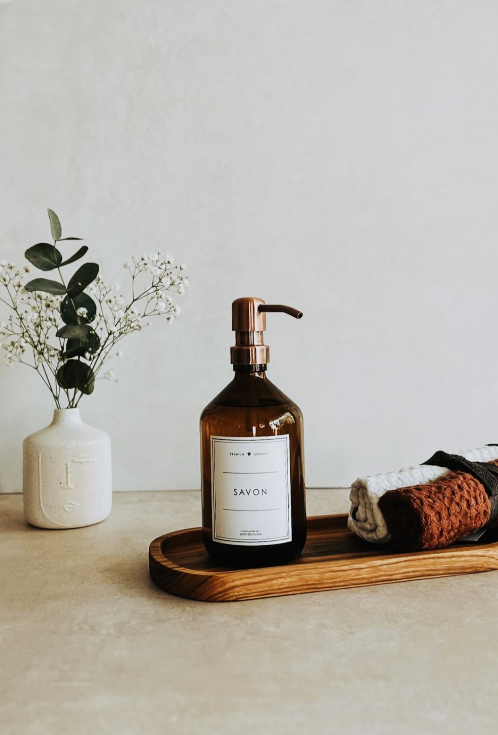 flacons de l'apothicaire pour stocker du savon liquide dans un contenant en verre couleur ambre