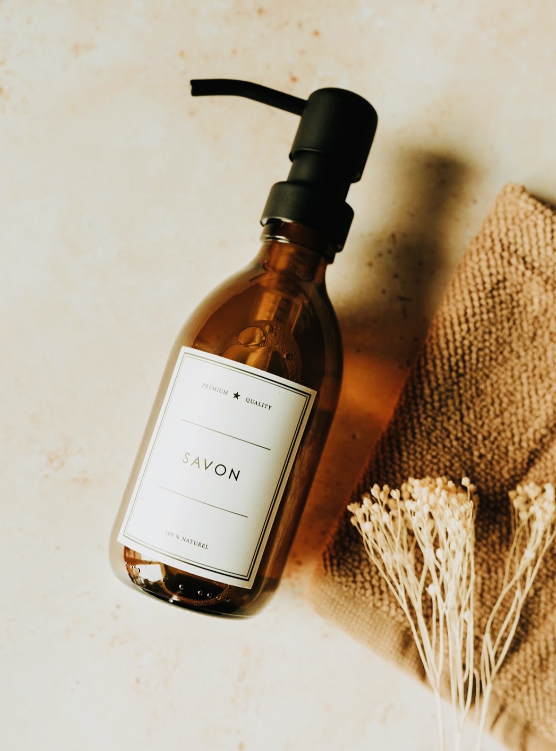 flacons de l'apothicaire pour stocker du savon liquide dans un contenant en verre couleur ambre