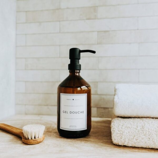 flacons de l'apothicaire pour stocker du gel douche dans un contenant en verre couleur ambre