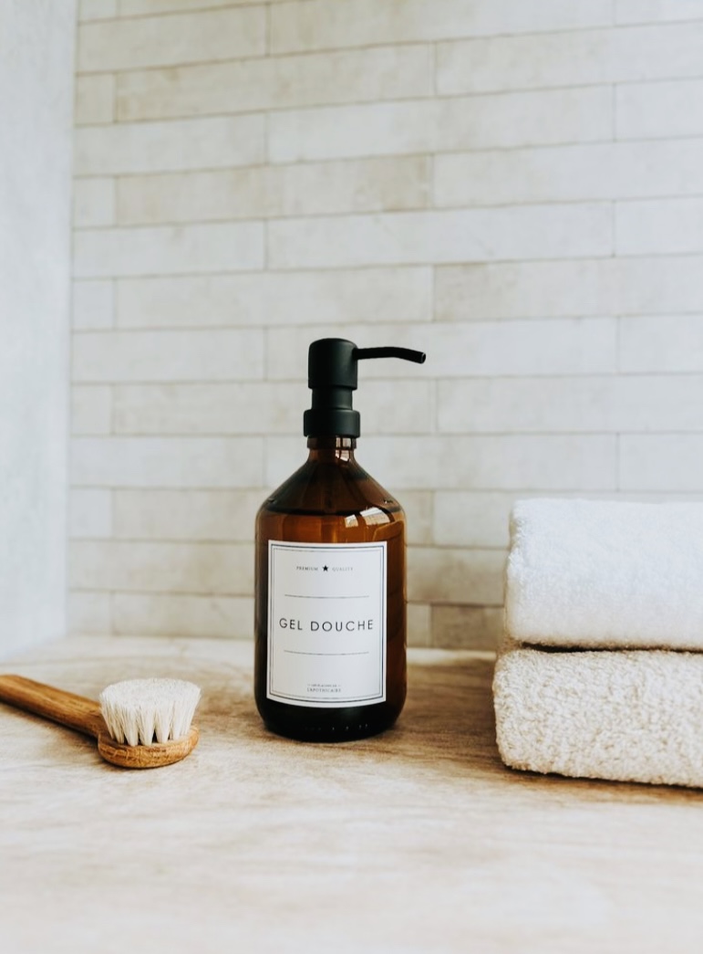 flacons de l'apothicaire pour stocker du gel douche dans un contenant en verre couleur ambre