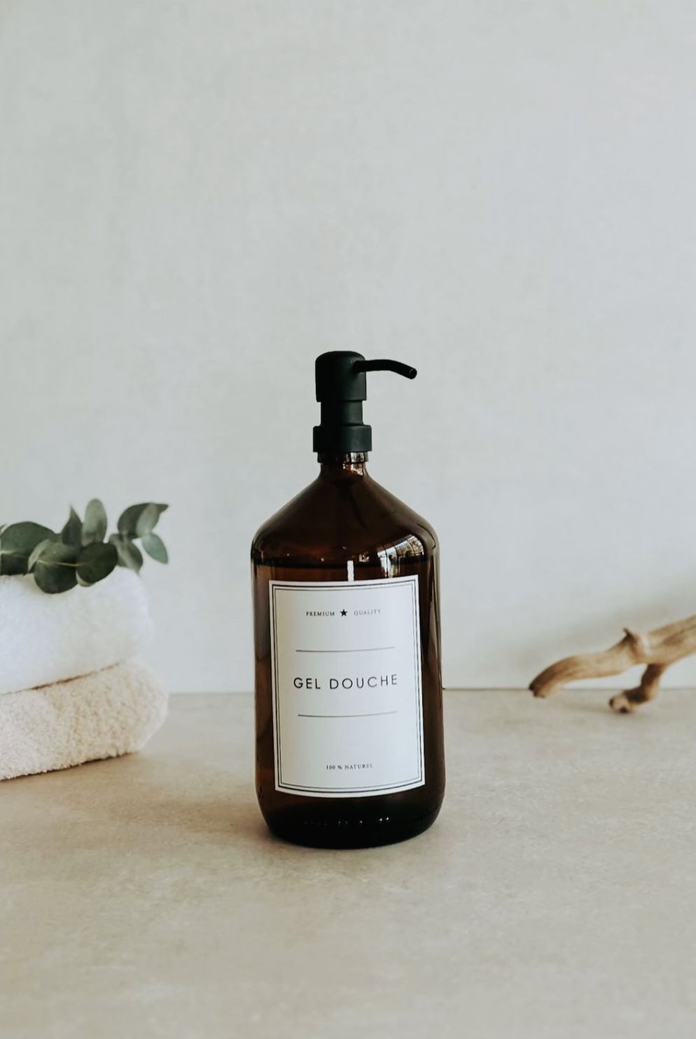 flacons de l'apothicaire pour stocker du liquide de gel douche dans un contenant en verre couleur ambre