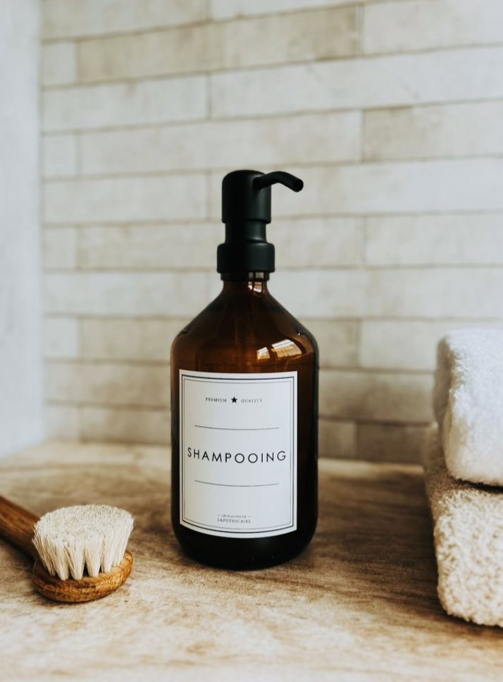 flacons de l'apothicaire pour stocker le shampoing dans un contenant en verre couleur ambre