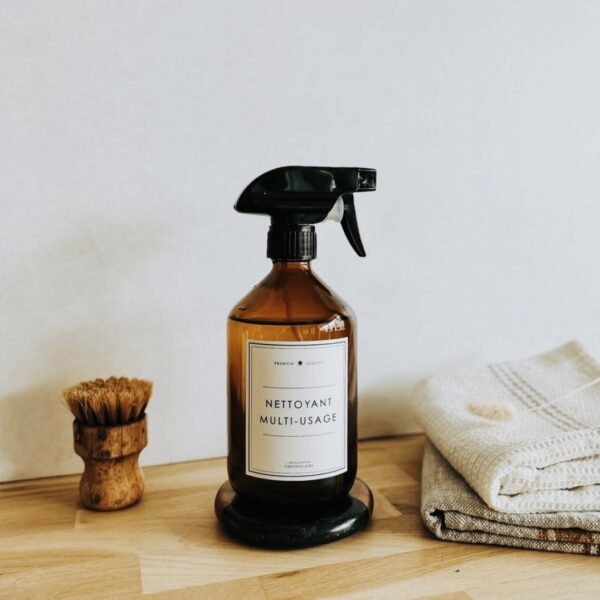 flacon ambre spray nettoyant en verre de la marque les flacons de l'apothicaire