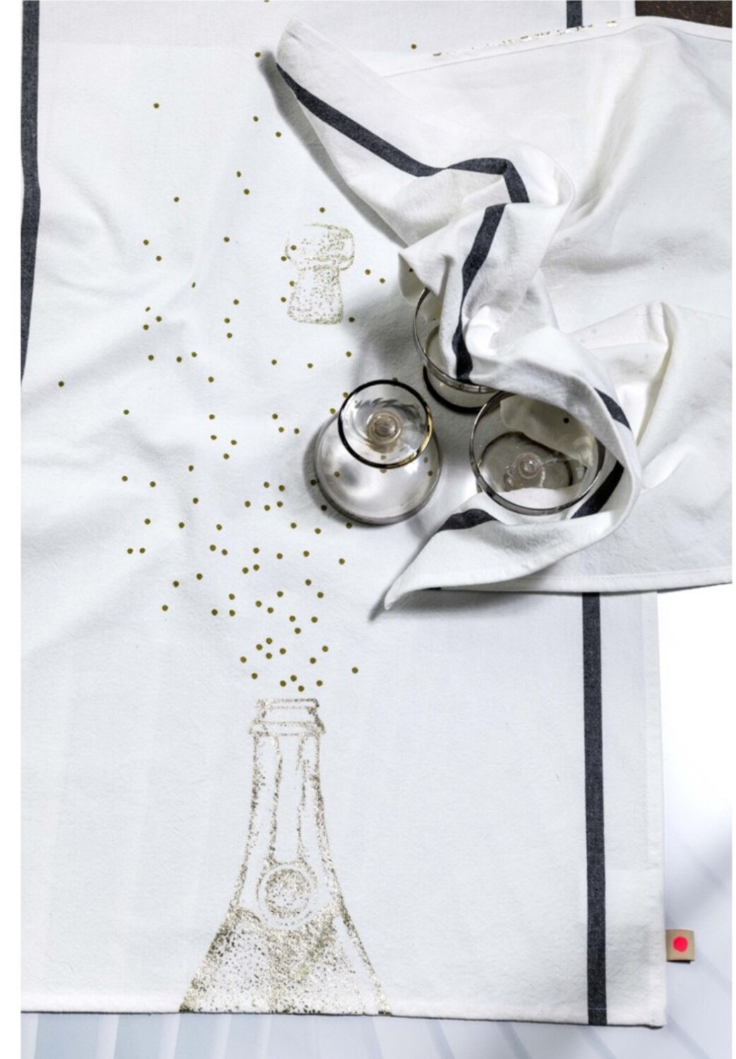 torchon de la marque la cerise sur le gâteau illustration bouteille de champagne en doré