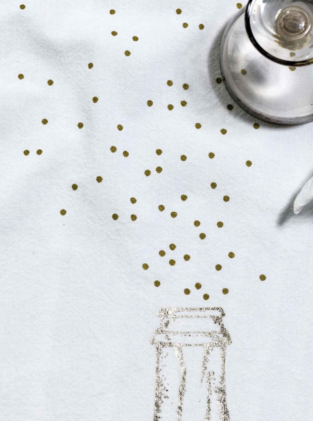 gros plan serigraphie goulot bouteille en doré