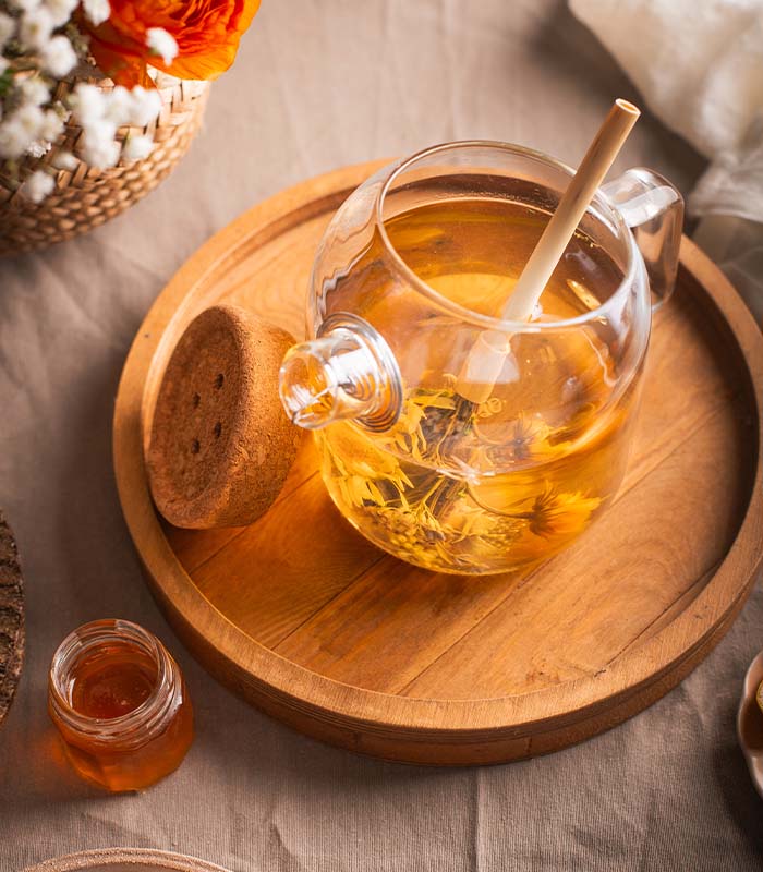 théière en verre HORAE vue d'en haut avec bouquet de fleurs à infuser